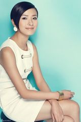 组图：万茜写真短发白裙出镜 诠释优雅气质