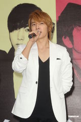 组图：SJ-M台北签唱会 兄弟情深互喂台湾小吃