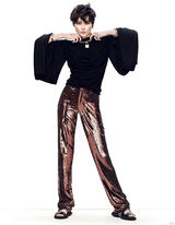 组图：李宇春大片戴羽冠高冷 透明镶钻装秀蛮腰