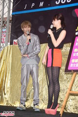 组图：JPM冒雨签唱 团员现场互曝粉丝欢乐