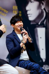 组图：林俊杰害羞谈初恋 奶茶妹妹现身追星