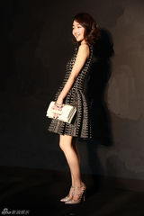 组图：周冬雨黑白伞裙与张曼玉竞艳甜美可人