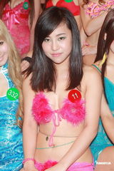 组图：特约演员性感亮相《一路向西》媒体探班