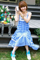 幻灯图：柳岩野餐写真曝光 清凉彩裙衬阳光笑容