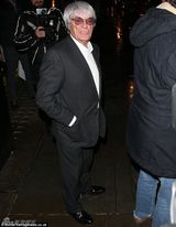 组图：F1总裁女儿孕相足 外出就餐丈夫深情搀扶