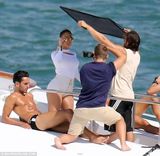 组图：珍妮弗洛佩兹紧身服短裤拍MV 肌肉男相伴