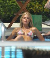 组图：莱奥纳多现任女友泳池边大秀比基尼