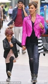 组图：阿尔芭与女儿亲子装现身 囧娃摇滚范抢镜