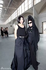 组图：黄晓明尚雯婕巴黎看秀