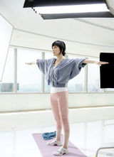 组图：周慧敏拍摄广告宣传片 大胆挑战性感极限