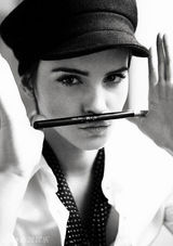 组图：艾玛-沃特森登杂志封面黑白写真中性帅气