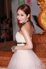 组图：萧亚轩抹胸裙露香肩 电眼勾人红唇诱惑