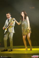 组图：雷颂德个唱献歌儿子 郑秀文助阵掀高潮