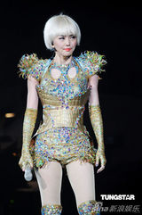 高清图：孙燕姿化身未来战士香港开唱 谢安琪做嘉宾