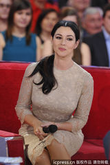 组图：贝鲁奇裸色蕾丝裙上节目 紧并双腿防走光