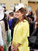 组图：凯特王妃鹅黄套裙亮相 与婆婆亲密交谈