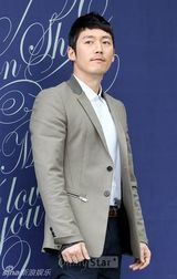 组图：申贤俊娶小12岁娇妻 玄彬张东健到场祝贺