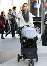 高清组图：杰西卡-阿尔芭街拍白色毛衣搭配长靴