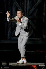 组图：林海峰红馆演出 草蜢任嘉宾杨千嬅捧场