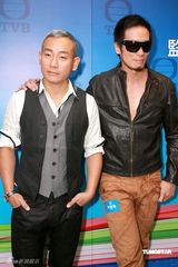 幻灯图集：陈豪新剧玩摇滚打泰拳 佘诗曼剪短发