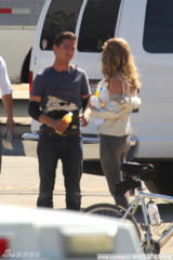 组图：希安-拉博夫和女主角《变形金刚3》片场来电