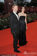 组图：《锅匠》首映 科林费斯加里奥德曼携妻亮相