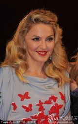 组图：《W.E》首映 麦当娜裙装娇嫩金发红唇美艳