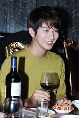 组图：朴施厚与《香气》剧组聚餐 亲切待粉丝