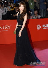 组图：李妍熙黑色长纱裙亮相典雅温婉