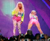 组图：麻辣鸡个唱粉丝强行上台 与保镖激烈扭打