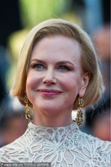 组图：妮可走秀精致长裙华贵 与李安牵手热聊