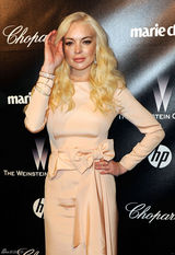 高清组图：林赛-罗韩粉色礼服亮相金球奖派对