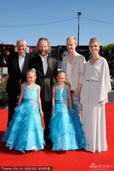 组图：《警官之妻》首映 双胞胎小萌娃亮相抢镜