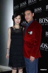 组图：杨千嬅大尺度性感秀美背 刘青云夫妇亮相