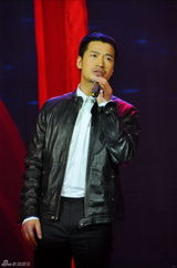 幻灯：何晟铭大玩“壁虎”漫步 惨被挂墙上半小时