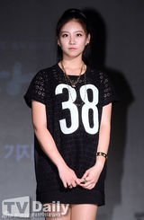 组图：河妍秀等宣传《Monster》比兔耳朵卖萌