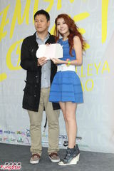 组图：陶妍霖低温大雨秀美腿 舞台上热力开唱