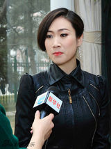 组图：芙蓉姐姐接受新华社专访 知性装扮尽显干练