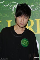 组图：周慧敏倪震为父庆生 闻张茆强颜欢笑