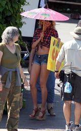 幻灯：卡梅隆-迪亚兹新片热拍 露脐装热裤秀身材