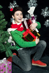 组图：孙坚圣诞写真王子范搞怪卖萌