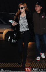 组图：少女时代赴菲律宾公演 允儿素颜亮相机场