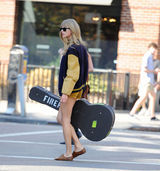 组图：泰勒-斯威夫特街拍 短裤秀美腿