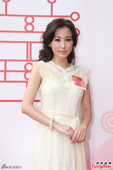 组图：刘心悠情人节甜美亮相 小男孩现场献吻