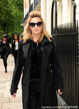组图：麦当娜黑超出街天后范十足 任凭狗仔拍照