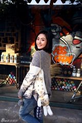 组图：张馨心可爱毛衫街拍展现简约清新范儿