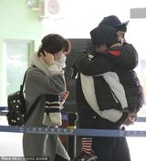 组图：张亮全家现身机场 天天被粉丝吓哭