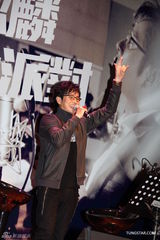 组图：谭咏麟新碟发布会进大学校园办派对