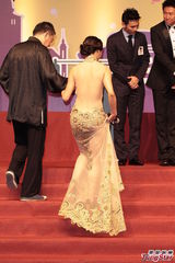 组图：香港电影节开幕 杨千嬅盛装周楚楚露半臀