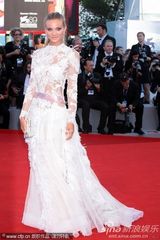 组图：威尼斯美裙盘点 休闲靓丽vs性感妖娆